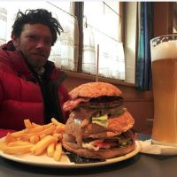 Man vs Burger (Mark Pilling)