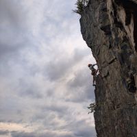 The rest before the steep finish of Cave and Crag, 7a